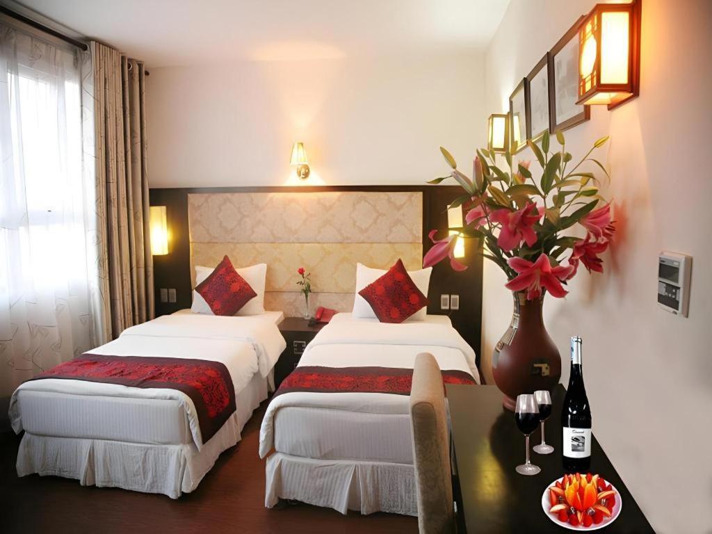 New Moon Hotel 2*